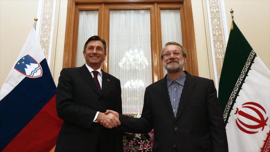 El presidente de la Asamblea Consultiva Islámica de Irán (Mayles), Ali Lariyani (derecha) estrecha la mano del presidentede Eslovenia, Borut Pahor, durante su visita a Teherán, 23 de noviembre de 2016.