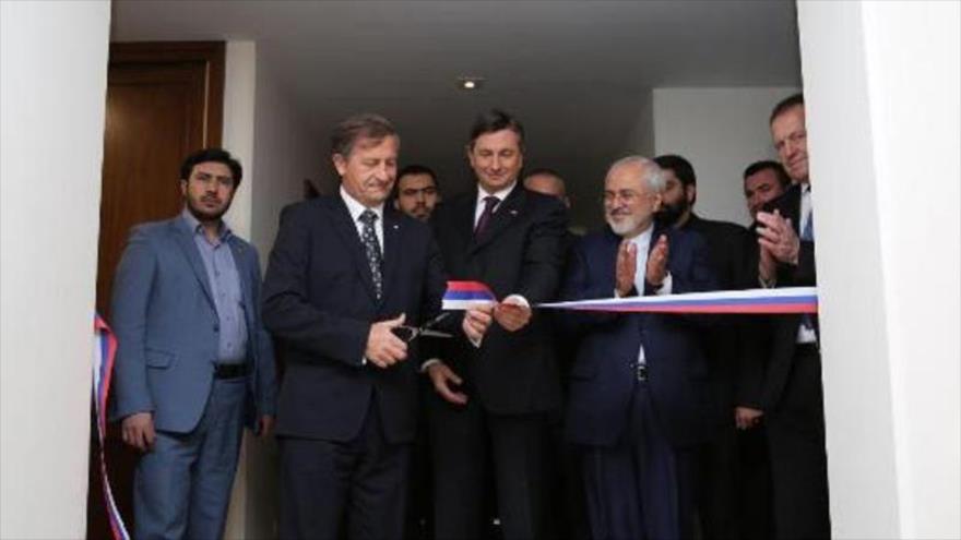 De izquierda a la derecha: El ministro de Asuntos Exteriores de Eslovenia, Karl Erjavec, el presidente esloveno, Borut Pahor, y el canciller iraní, Mohamad Yavad Zarif, inauguran la reapertura de la embajada de Eslovenia en Teherán, 23 de noviembre de 2016.