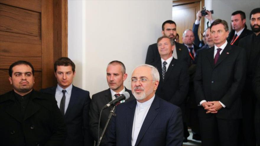 El canciller de Irán, Mohamad Yavad Zarif, ofrece un discurso en la ceremonia de reapertura de la embajada de Eslovenia en Teherán (Irán), 23 de noviembre de 2016.