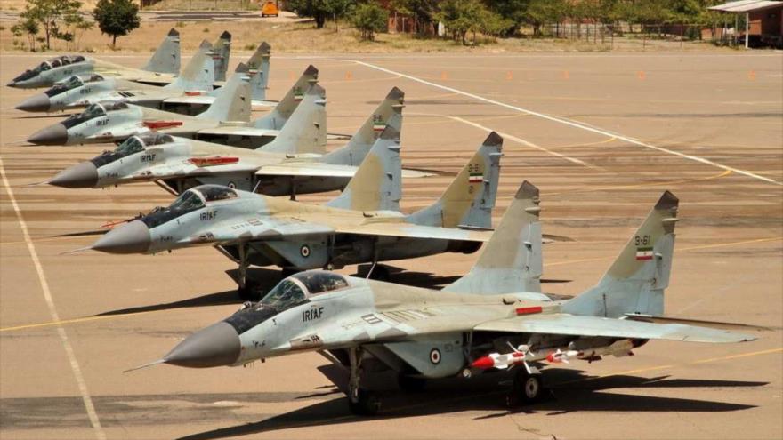 Varios aviones de combate rusos MiG-29, operados por la Fuerza Aérea iraní.