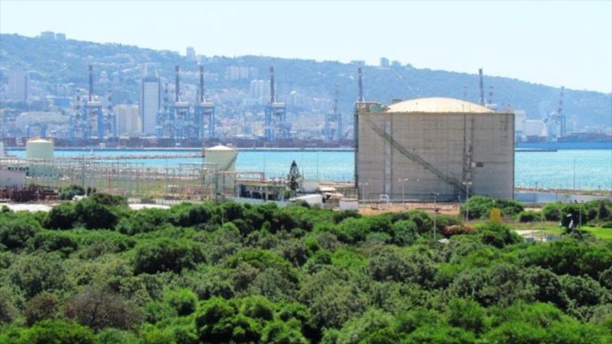 Tanque de amoníaco, situado en la ciudad de Haifa, en el norte de los territorios ocupados palestinos.
