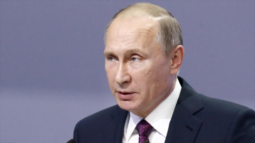 El presidente ruso, Vladimir Putin, pronuncia un discurso durante una conferencia internacional dedicada al 175º aniversario del Banco Sberbank, en Moscú, 10 de noviembre de 2016.