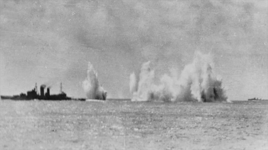 El crucero pesado de la Real Marina Británica HMS Exeter (68) y el crucero australiano HMAS Hobart (D63) bajo ataque aéreo de aviones japoneses en los mares del sudeste asiático, febrero de 1942.