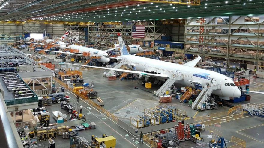 Personal de la Fábrica Boeing de Everett, en Washington (Estados Unidos) preparan aeronaves.