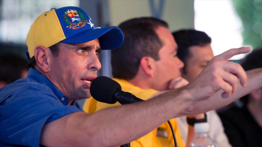 El líder de la oposición venezolana, Henrique Capriles habla durante una conferencia de prensa en Caracas, 9 de noviembre de 2016.