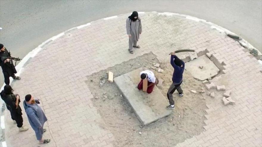 Terroristas del grupo EIIL (Daesh, en árabe) ejecutan en público a un iraquí en Mosul.