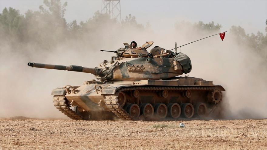 Tanque del Ejército turco se dirige hacia la frontera siria, 24 de agosto de 2016. 