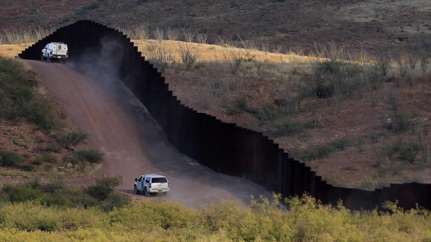 Agentes de la Patrulla Fronteriza de EE.UU. vigilan la frontera estadounidense-mexicana.