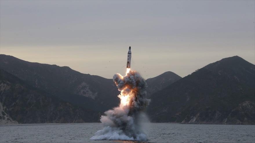 Lanzamiento de un misil balístico desde un submarino por Corea del Norte.