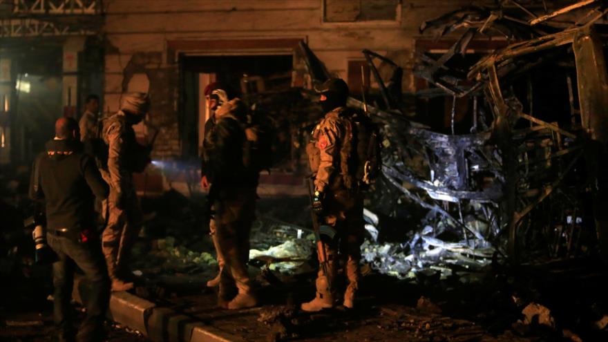 Las fuerzas de seguridad iraquíes se personan en el lugar de un atentado con coche bomba en una gasolinera en la ciudad de Hilá, al sur de Bagdad, capital de Irak, 24 de noviembre de 2016.
