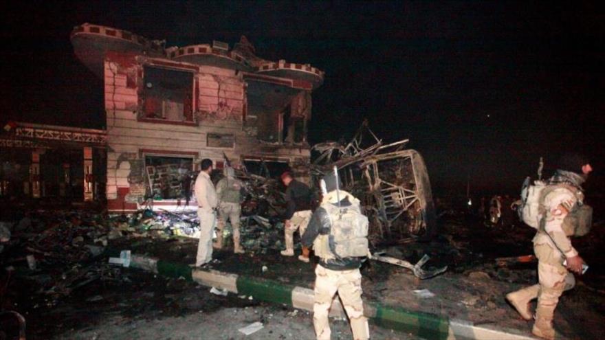 Las fuerzas de seguridad iraquíes se personan en el lugar de un atentado con coche bomba en una gasolinera en la ciudad de Hilá, al sur de Bagdad, capital de Irak, 24 de noviembre de 2016.