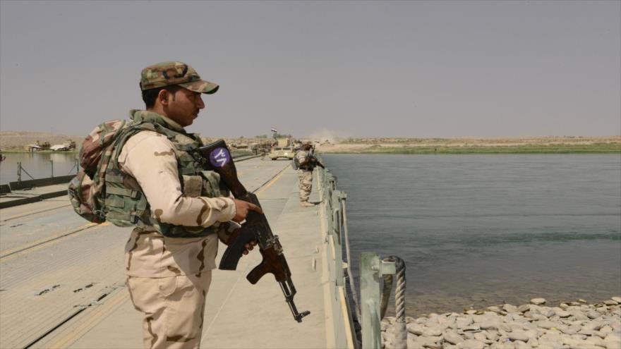 Fuerzas del Ejército de Irak patrullan en un puente del río Tigris en las cercanías de la ciudad norteña de Mosul.