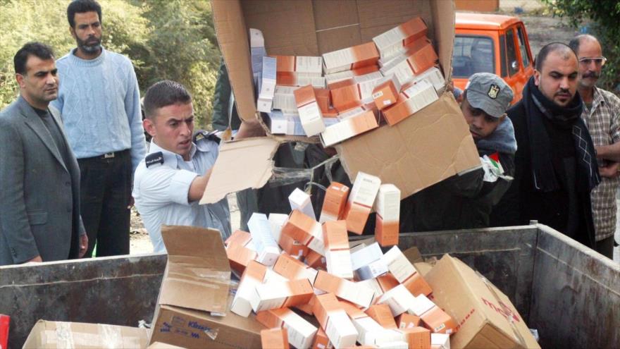 Oficiales palestinos tiran productos de la empresa israelí de cosmética Ahava, incautados en tiendas de la ocupada Cisjordania durante un boicot contra Israel en el año 2009.