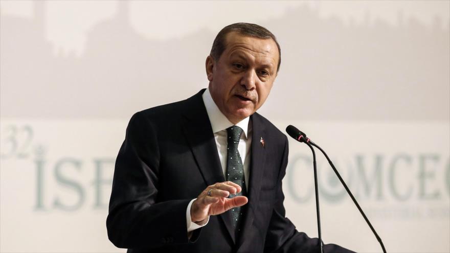 El presidente de Turquía, Recep Tayyip Erdogan, ofrece un discurso, 23 de noviembre de 2016.