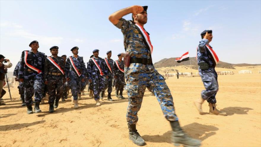 Fuerzas yemeníes leales al expresidente fugitivo yemení Abdu Rabu Mansur Hadi durante un desfile militar.