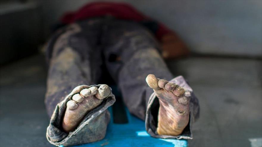 Un cadáver dentro de un vehículo del Servicio Médico Forense en Acapulco en el estado sureño de Guerrero (México).