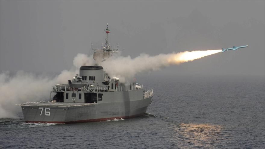 Un misil lanzado por parte del primer destructor nacional de Irán, Yamaran, en las costas meridionales de Irán en el Golfo Pérsico, 9 de marzo de 2010.