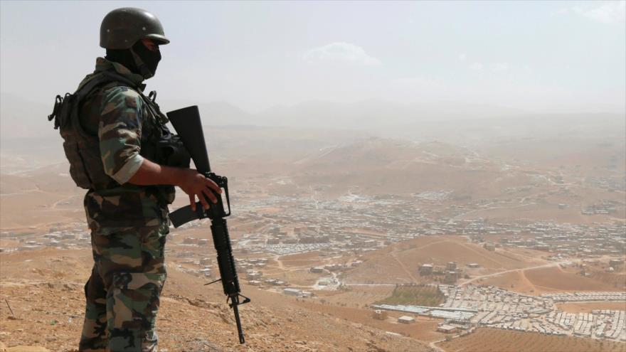 Un soldado del Ejército libanés en un puesto militar desde el que se puede apreciar la ciudad de Arsal, cerca de la frontera con Siria.