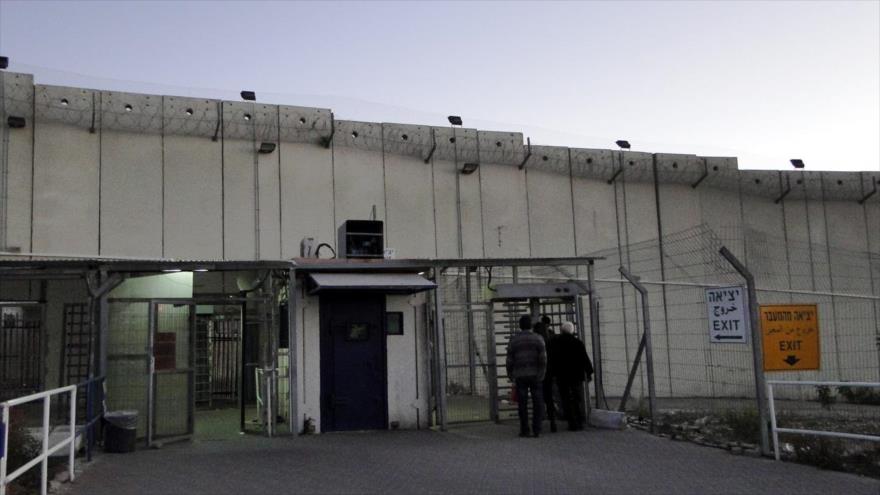 Soldados israelíes se ríen de un palestino al aplastarle