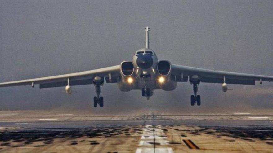 Un bombardero Xian H-6 de la Fuerza Aérea de China despega para realizar ejercicios militares, 26 de septiembre de 2016.