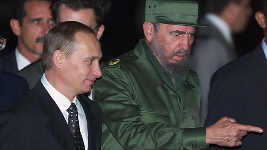 El fallecido líder de Cuba, Fidel Castro, recibe al presidente de Rusia, Vladimir Putin, en La Habana, capital del país caribeño, 13 de diciembre de 2000.