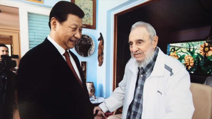 Xi Jinping (izda), presidente de China, y el líder fallecido de la Revolución de Cuba, Fidel Castro, durante una reunión mantenida en La Habana, la capital cubana.