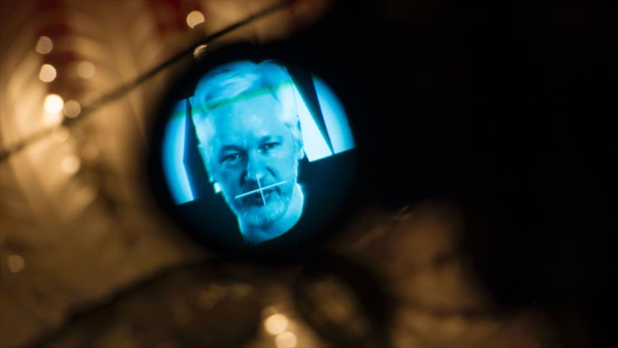 El fundador del portal de filtraciones Wikileaks, Julian Assange, visto a través del ocular de una cámara cuando se dirige a los periodistas en una videoconferencia en vivo, con ocasión del décimo aniversario del portal de filtraciones, 4 de octubre de 2016.