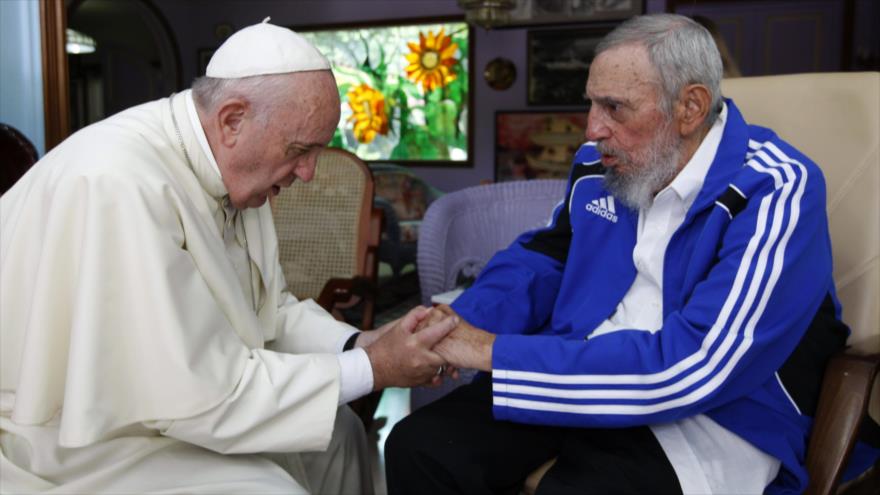 El papa Francisco (izda.) y el difunto líder cubano, Fidel Castro, durante una reunión en La Habana, capital cubana, 20 de septiembre de 2015.