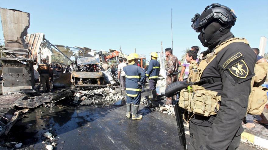 Las fuerzas de seguridad iraquíes se personan en el lugar de un atentado con coche bomba en una gasolinera en la ciudad de Hilá, al sur de Bagdad, donde murieron decenas de personas, entre ellos peregrinos iraníes, 24 de noviembre de 2016.