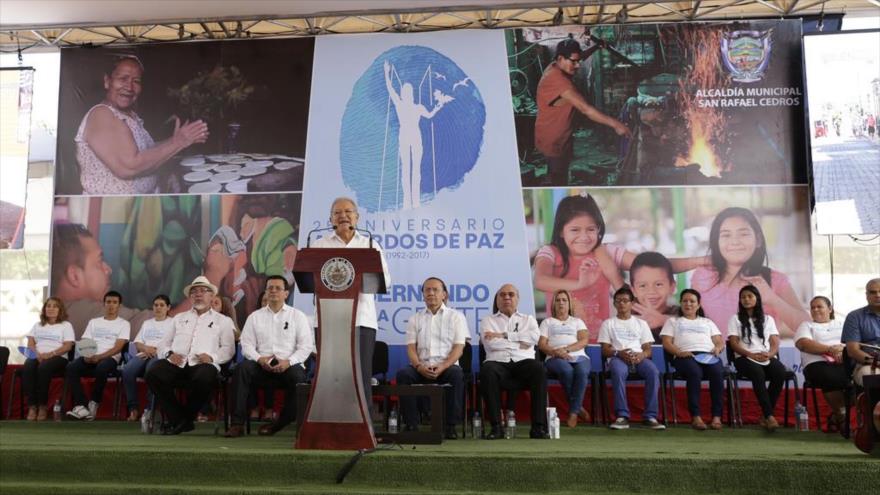 El presidente de El Salvador, Salvador Sánchez Cerén, durante el programa Gobernando con la Gente, celebrado en la comunidad de San Rafael Cedros, 26 de noviembre de 2016.