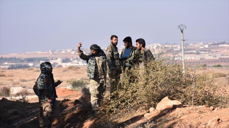 Fuerzas sirias patrullan una zona recién liberada cerca de Alepo (noroeste de Siria), 25 de noviembre de 2016.