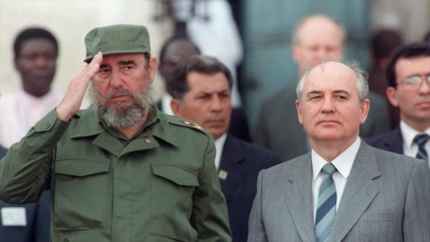 El fallecido presidente cubano Fidel Castro (izquierda) da la bienvenida al exlíder soviético Mijaíl Gorbachov (drcha.) en La Habana, capital cubana, 2 de abril de 1989.
