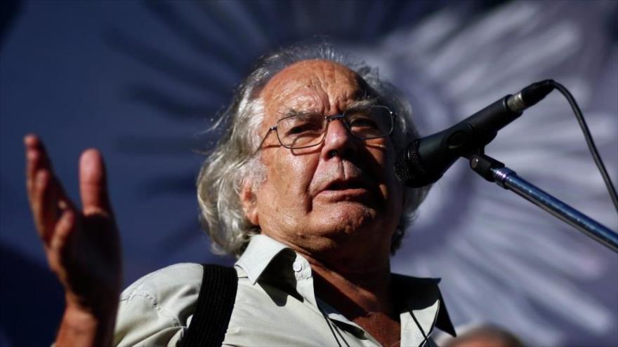 El Premio Nobel de la Paz argentino Adolfo Pérez Esquivel ofrece un discurso.