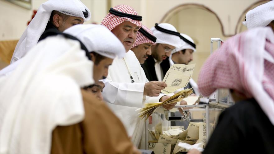 Funcionarios kuwaitíes cuentan los votos en un centro electoral en el distrito de Sabah al-Salem, cerca de la capitalina ciudad de Kuwait, 26 de noviembre de 2016.