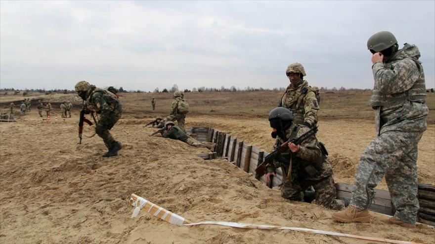 Instructores de la OTAN adiestrando a soldados del Ejército de Ucrania.