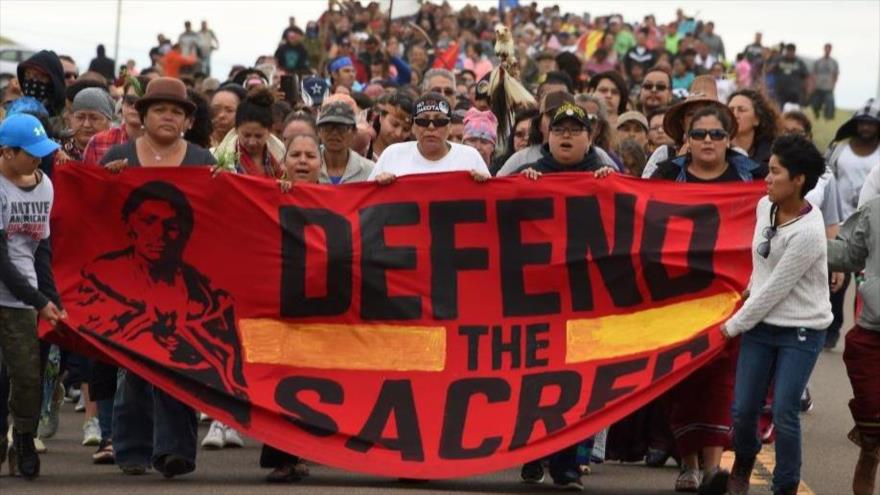 Nativos americanos marchan hacia un cementerio sagrado perturbado por la construcción de un proyecto de oleoductos en Dakota del Norte, 4 de septiembre de 2016.