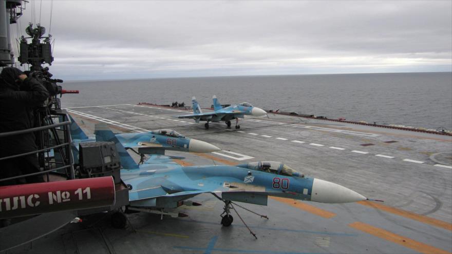 Los aviones de combate Su-33 a bordo del portaviones ruso Almirante Kuznetsov que se dirige hacia el Mediterráneo, 18 octubre de 2016.