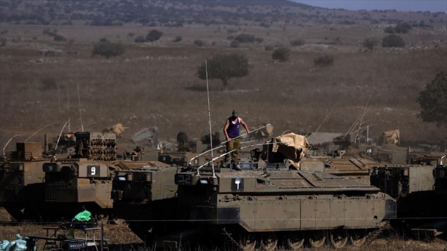 Soldado israelí a bordo de un vehículo militar desplegado cerca de la frontera entre los territorios ocupados y Siria.