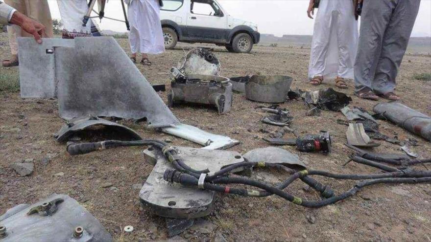 Los restos de un dron de espionaje saudí que fue derribado en 2015 por las fuerzas yemeníes en la provincia de Al-Dhamar, en el suroeste de Yemen. 