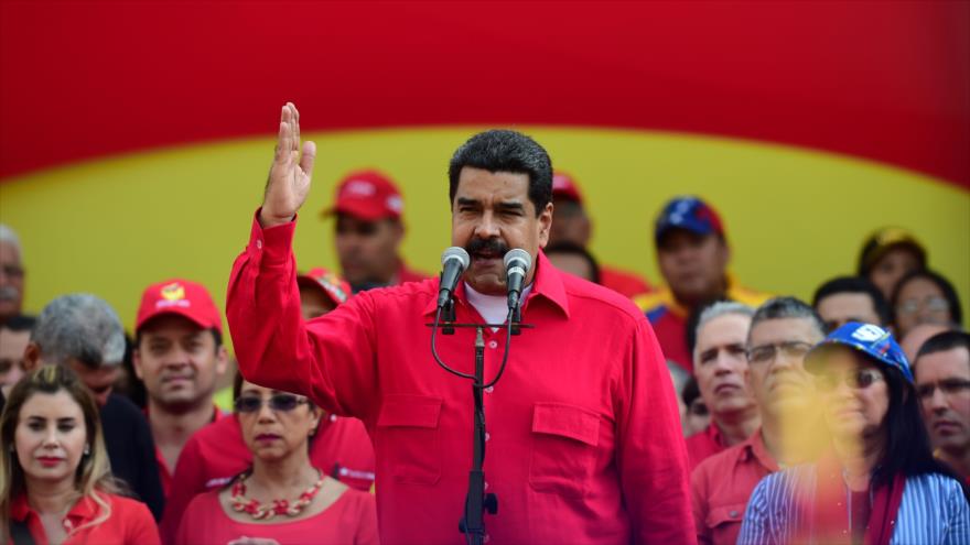 El presidente venezolano Nicolás Maduro, pronuncia un discurso a sus partidarios en Caracas, 25 de octubre de 2016.