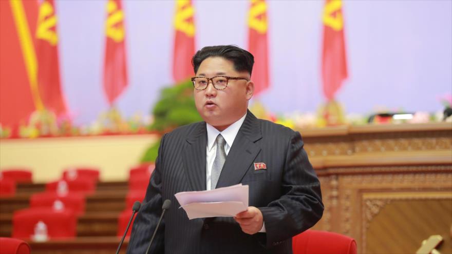 El líder norcoreano, Kim Jong-un, ofrece un discurso en una sesión del Comité Central del Partido del Trabajo de Corea.