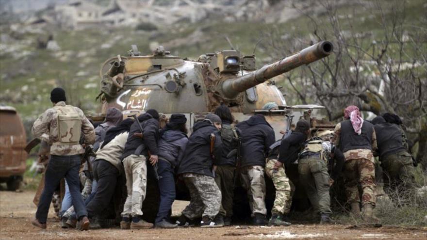 Los integrantes del grupo terrorista Frente Al-Nusra (ahora denominado Fath al-Sham), desplegados en las afueras de la ciudad norteña siria de Alepo.