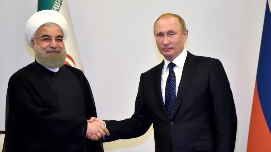Los presidentes de Irán y Rusia, Hasan Rohani (izda.), y Vladimir Putin (dcha.), respectivamente, se estrechan la mano durante un encuentro en Bakú, Azerbaiyán, 8 de agosto de 2016.