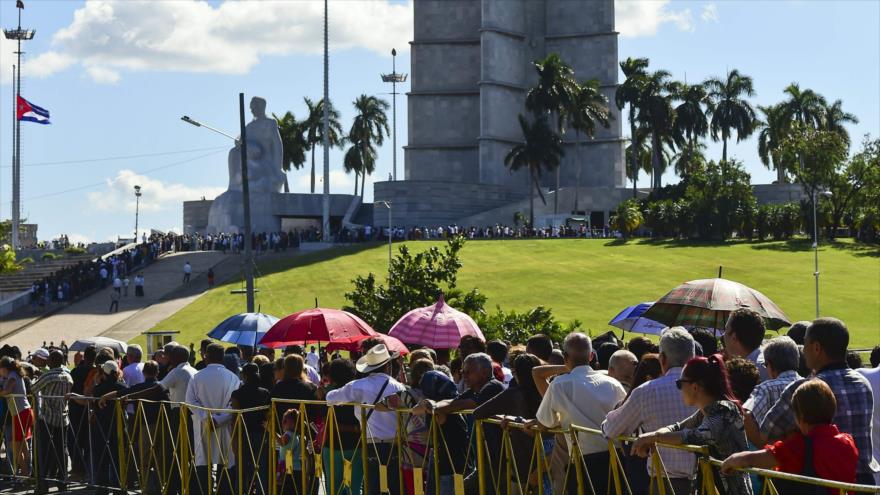 Los cubanos hacen largas colas para ingresar en el memorial de José Martí a fin de mostrar sus últimos respetos al fallecido líder de su país, Fidel Castro en la Plaza de la Revolución, en La Habana, 28 de noviembre de 2016.