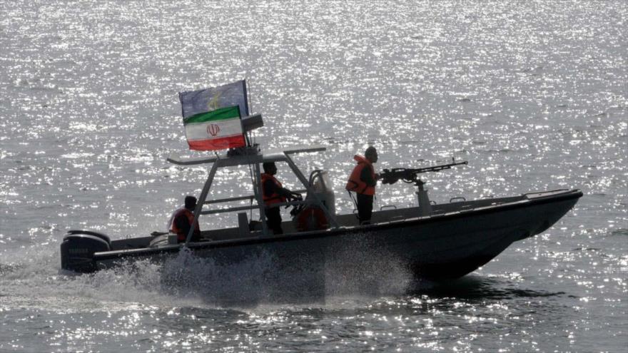 Una lancha rápida de la Fuerza Naval del CGRI navega en el Golfo Pérsico.