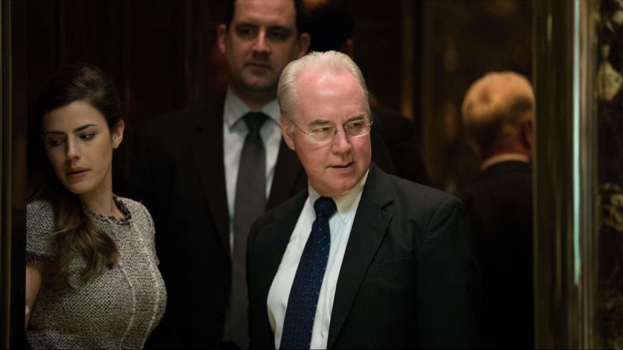 El congresista por el estado de Georgia, Tom Price, líder de la campaña de oposición al Obamacare, sale del ascensor en la torre Trump en Nueva York (EE.UU.) donde se reunió con el presidente electo, Donald Trump, 16 de noviembre de 2016.