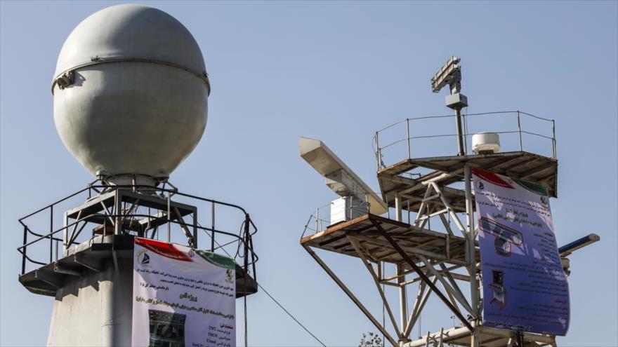 La Fuerza Naval del Ejército de Irán presenta el sistema Samen (izda.) y el sistema de radares de LPI (dcha.), 29 de noviembre de 2016.
