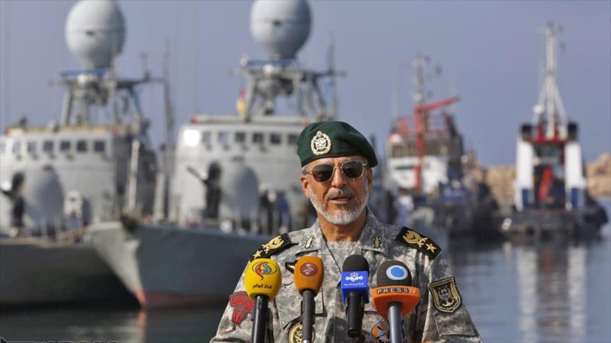 El comandante de la Fuerza Naval del Ejército de Irán, el contralmirante Habibolá Sayari presenta un discurso durante maniobra naval de la Marina persa bautizada ‘Velayat 94’ en estrecho de Ormuz y mar de Omán, 27 de enero de 2016.