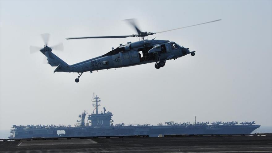 Un helicóptero MH-60S de la Marina de EE.UU. despega del portaaviones USS George H.W. Bush en el Golfo Pérsico, 18 de octubre de 2014.