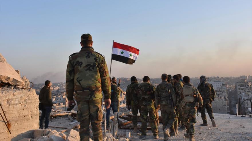 Soldados del Ejército sirio desplegados en el distrito de Bustan al-Basha, en Alepo, 28 de noviembre de 2016. 